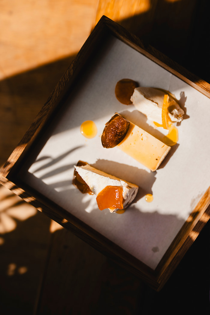 Hochformat der Gourmet-Küchen-Präsentation: vertikal komponierte Aufnahme mit Fokus auf die Detailgenauigkeit und künstlerische Anrichtung des Küchenchefs.