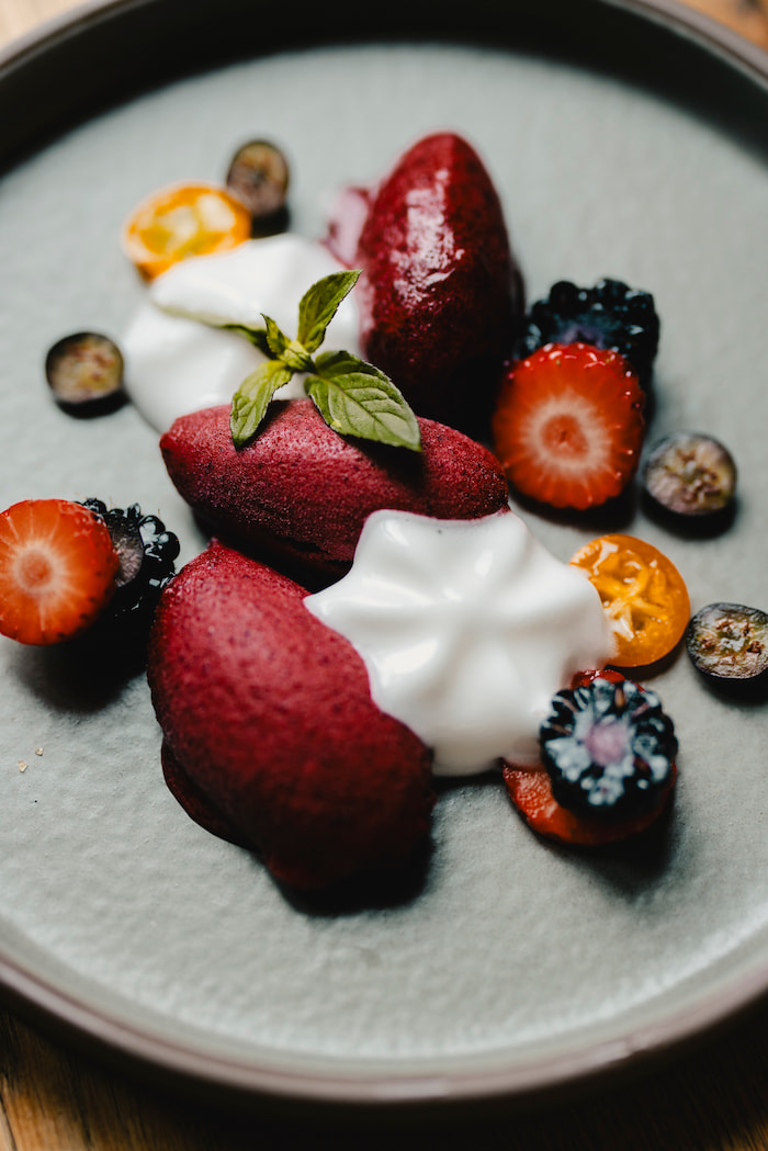 Vertikale Perspektive der Atelier Gourmet Dinner-Erfahrung: elegantes Tischgedeck mit Premium-Gläsern und raffinierter kulinarischer Präsentation.